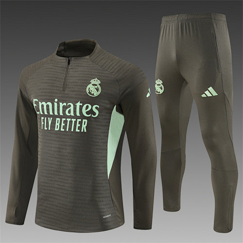 Chándal Real Madrid 25/26 – Versión jugador · Detalle en mangas
