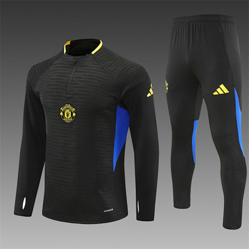Chándal Manchester United 25/26 Negro – Versión jugador · Detalle en mangas