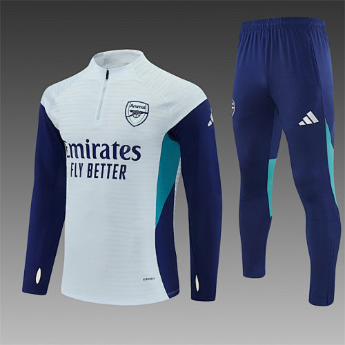 Chándal Arsenal 25/26 Gris claro – Versión jugador · Detalle en mangas
