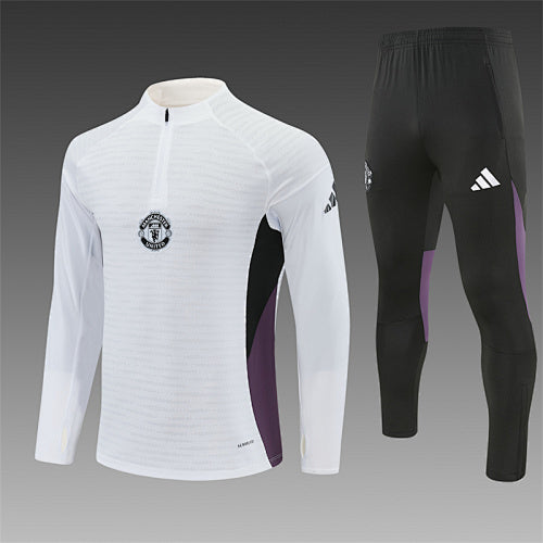 Chándal Manchester United 25/26 Blanco – Versión jugador · Detalle en mangas