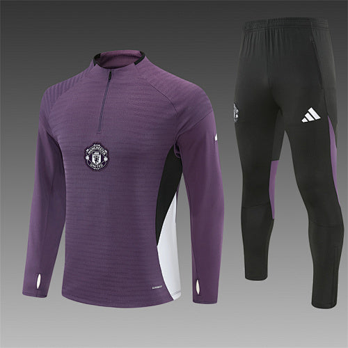 Chándal Manchester United 25/26 Morado – Versión jugador · Detalle en mangas